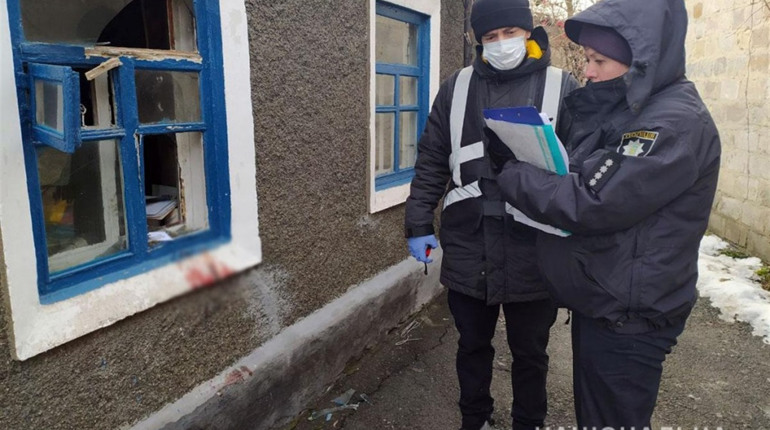 У Волновасі чоловік напав на жінку та намагався спалити її разом із будинком