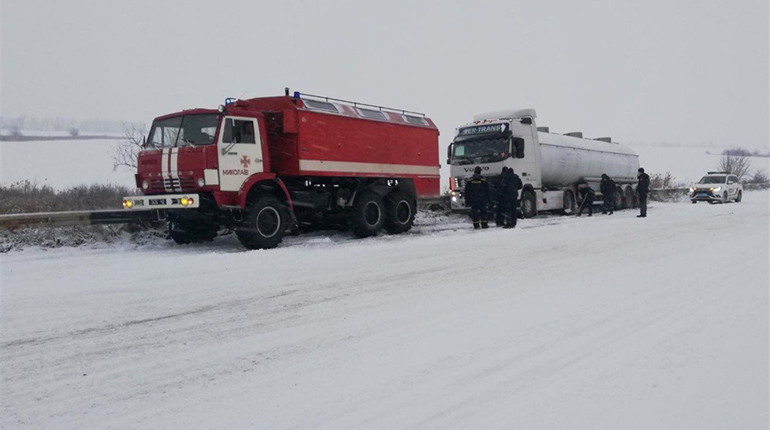 Снігова доба на Миколаївщині: як працювали рятувальники. Фото, відео