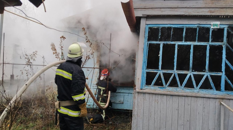 По Набережній горів будинок, у якому знаходилися діти