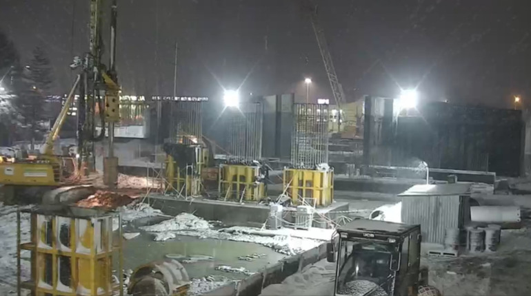 В Херсоні заметіль, але будівництво мостопереходу продовжується. Ми записали відео