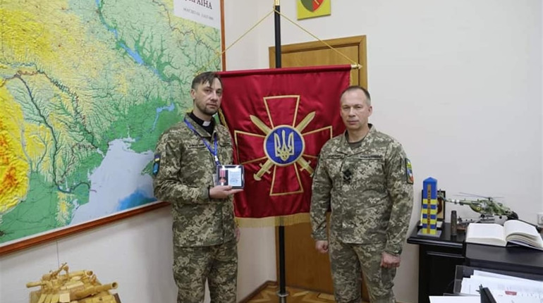 Командувач Сухопутних військ Збройних сил України нагородив медаллю бойового капелана тридцятки