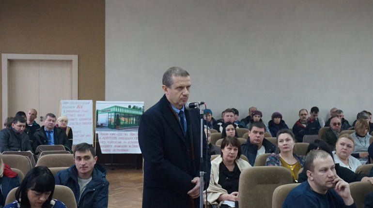 У лихі 90-ті він став займатися бізнесом та пішов у політику