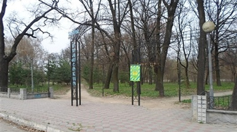 Вандали відірвали табличку на вході в "Графський парк" і використовували її як санчата 