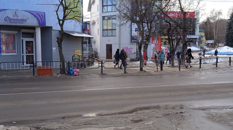 Урбаністичний популізм. Чому пішохідний паркан на вулиці Лесі Українки потрібно прибрати