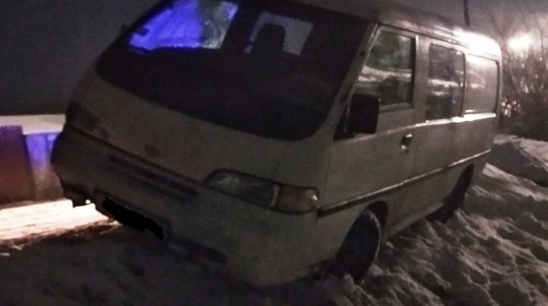 У Новограді мікроавтобус загруз у сніговому заметі: довелося викликати допомогу