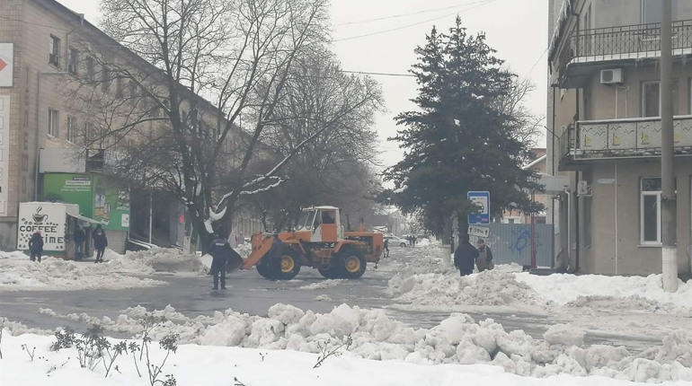 У Первомайську прибирають сніг з центральної площі і планують позбивати бурульки. Фото та відеофакти