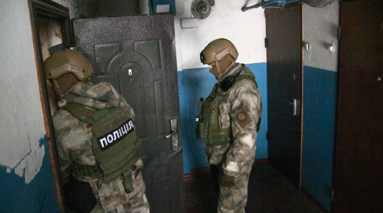 У трьох шосткинців провели обшуки. В чому вони підозрюються?