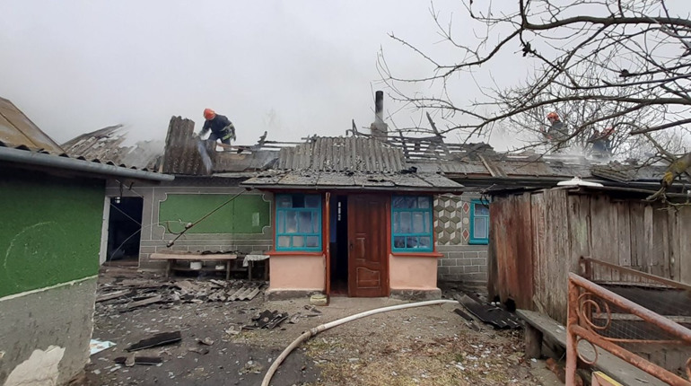 Горів житловий будинок: пожежа виникла на горищі