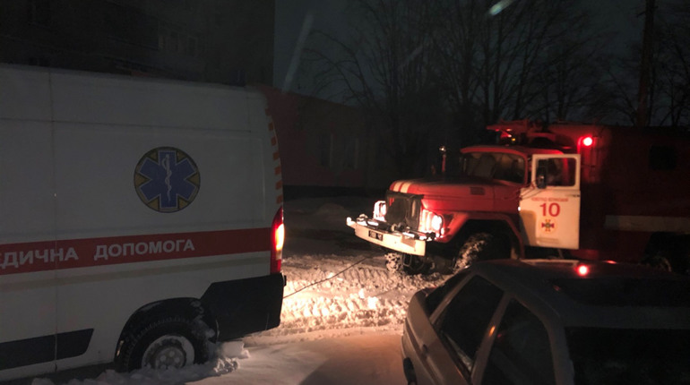Застрягло 13 автівок: на виїзді з Новограда вночі утворився затор
