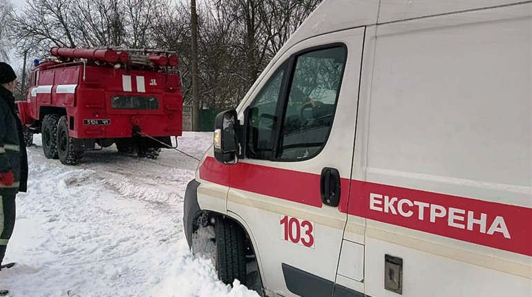 У Новограді посеред двору застрягла швидка