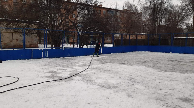 Фото дня: у Конотопі створюють ковзанку на вулиці Лісового