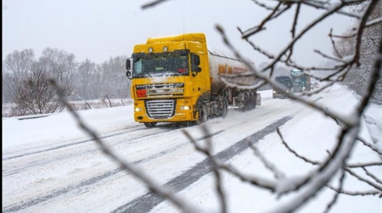 До уваги водіїв вантажівок: рух обмежують на головних дорогах всієї Тернопільської області