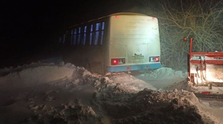 11 лютого в Шишківцях у сніговому заметі застряг рейсовий автобус