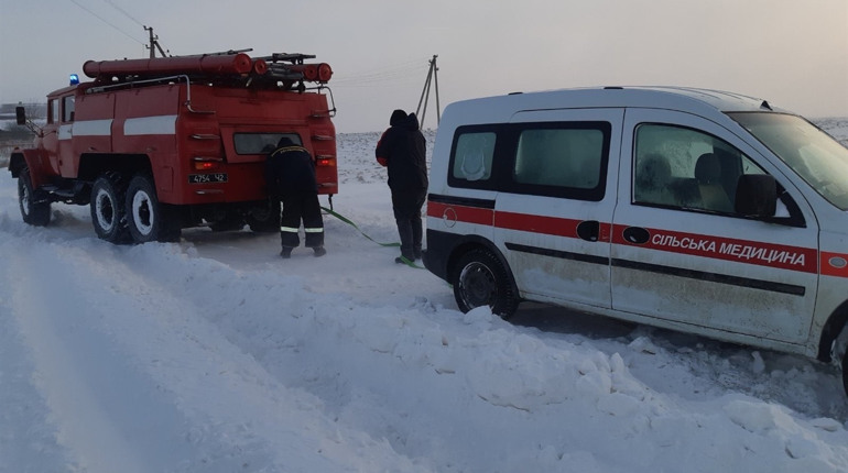 Сніговий удар по Чортківщині: автомобілі у заметах, дорога на Гусятин заблокована (+фото)