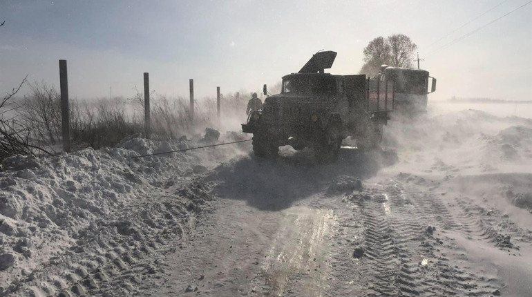 На Старокостянтинівщині у снігових заметах застрягли 5 автомобілів, у яких перебувало 12 людей