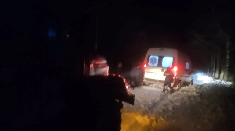"Швидка" з породіллею застрягла у сніговому заметі біля Капустина. Допомогли рятувальники