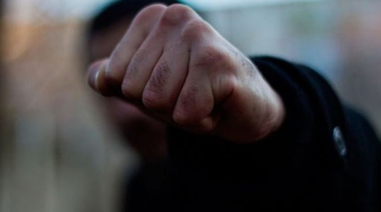 На Дубровиччині чоловік спочатку погрожував співмешканці, а потім побив її батька