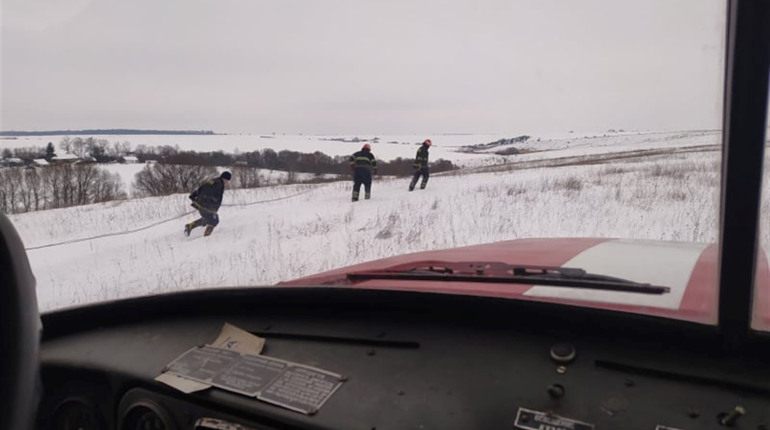 Пожежі на Старокостянтинівщині: щоб загасити, рятувальники пробивалися крізь метрові замети