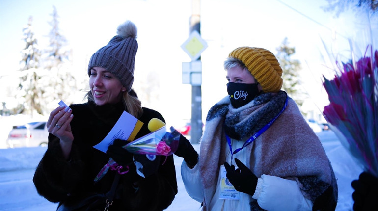 💛 Конотоп.City дарували квіти та подарунки закоханим парам у центрі міста. Як це було