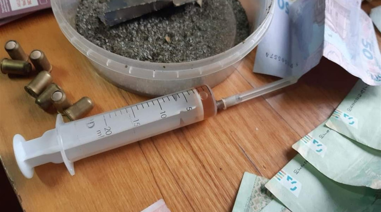 7 кілограмів канабісу, ацетильований опій та закладки: лозівські правоохоронці викрили наркоточки 