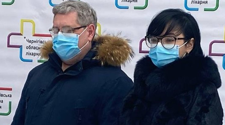 Першим на Чернігівщині від COVID-19 вакцинували завідувача відділення обласної лікарні