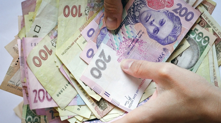 Забирала гроші, а одяг не висилала: на Лозівщині горе-продавчиню підозрюють у шахрайствах