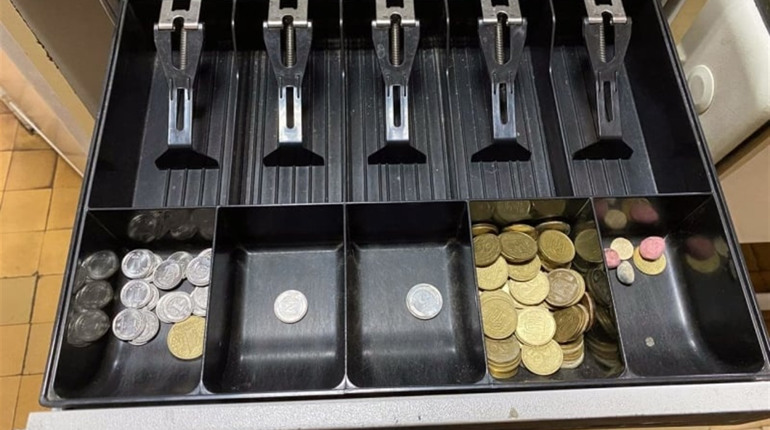 Погрожував ножицями: у Родинському невідомий напав на продавчиню заради 200 гривень