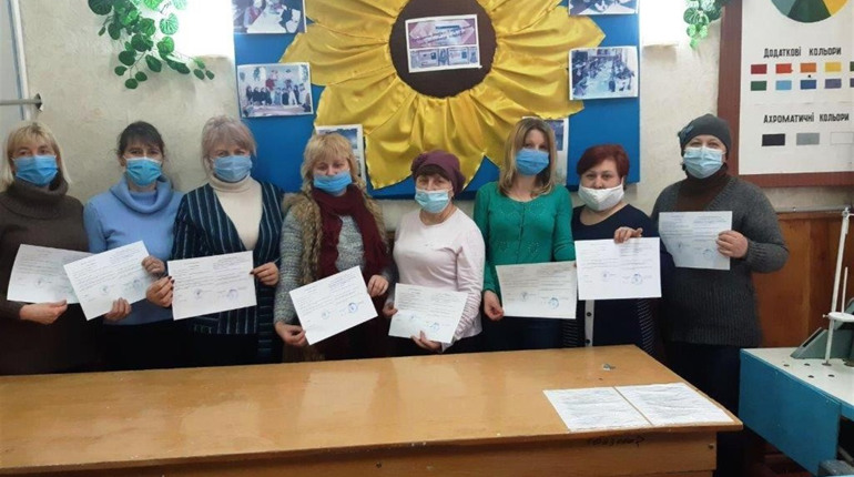 Вчительки перевчаються на швачок: шанс безкоштовно здобути нову робітничу професію є у тих, кому 45+