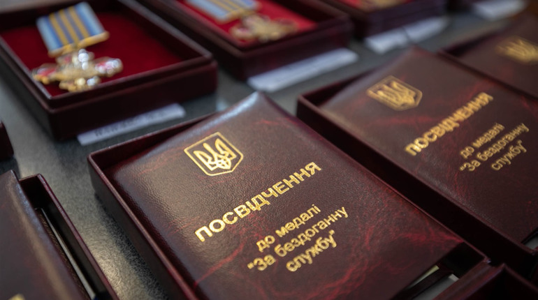 Новоградського рятувальника нагородили медаллю за гасіння лісових пожеж