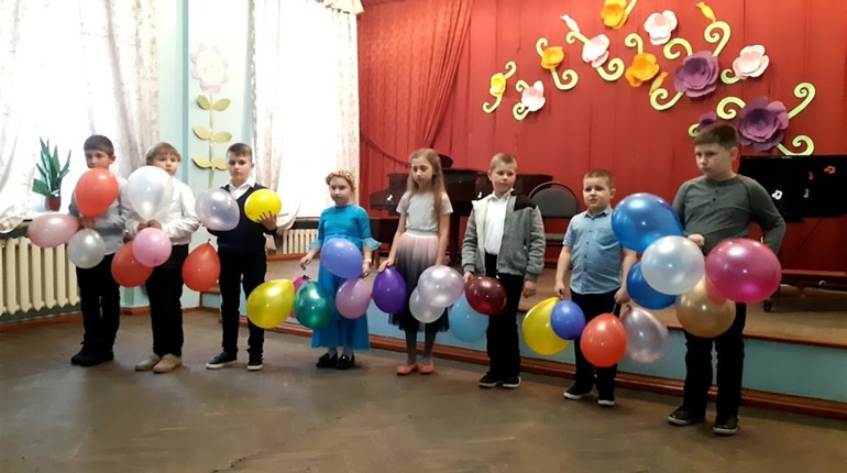 У школі мистецтв у Волновасі відбувся концерт присвячений Міжнародному жіночому дню: відео
