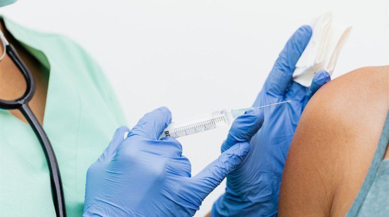 Чому южноукраїці не щеплюються проти COVID-19? Вакцина неякісна чи її немає? Розбираємося