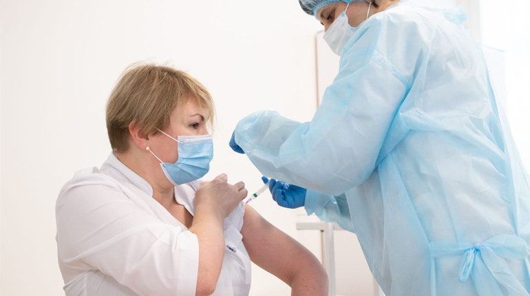 Щеплення від COVID-19 поза чергою: хто має право вакцинуватися першими