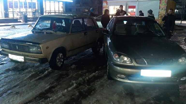 Розбив дзеркало у піцерії, наїхав на припарковані автівки: поліцейські вгамовували п`яного нетішинця