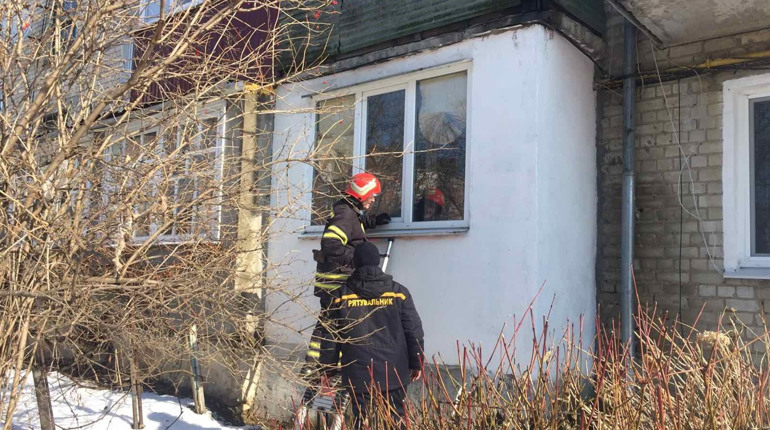 Рятувальники через вікно потрапили до квартири де був зачинений трирічний хлопчик