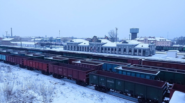 Укрзалізниця призупинила два потяги через Сарни