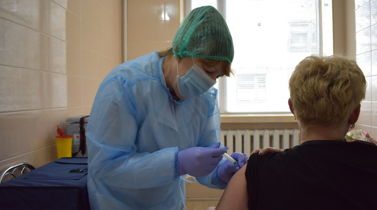Відповідаємо на запитання про вакцинацію від COVID-19: яким препаратом і кого щеплюють