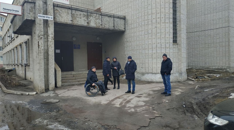 Амбулатории №2 нужен пандус, а прилегающей территории благоустройство