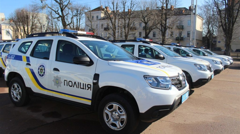 Автопарк офіцерів Нетішинської громади поповнився двома новенькими Renault Duster