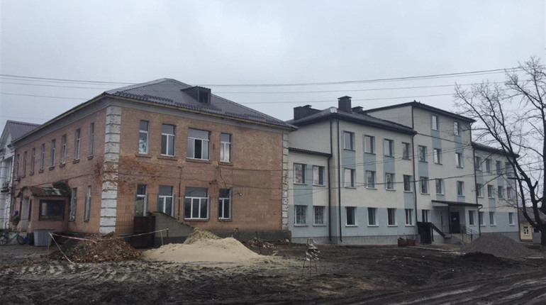 Фото дня: у Близнюках ремонтують центральну районну лікарню