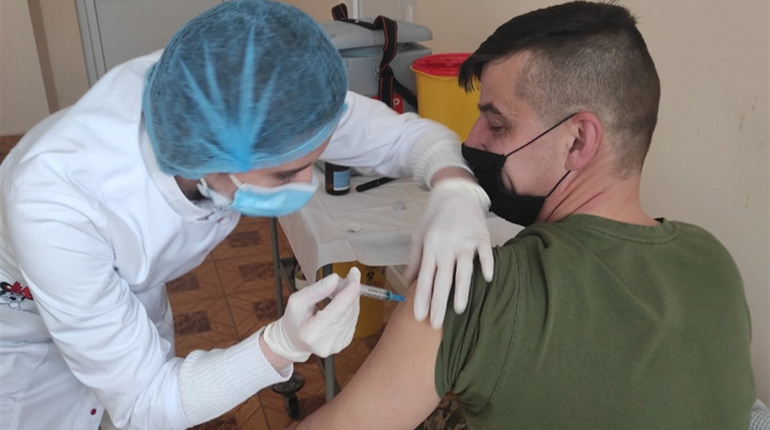 Майже 100 рахів'ян вакцинувалося. Останні новини про щеплення від COVID-19 на Рахівщині