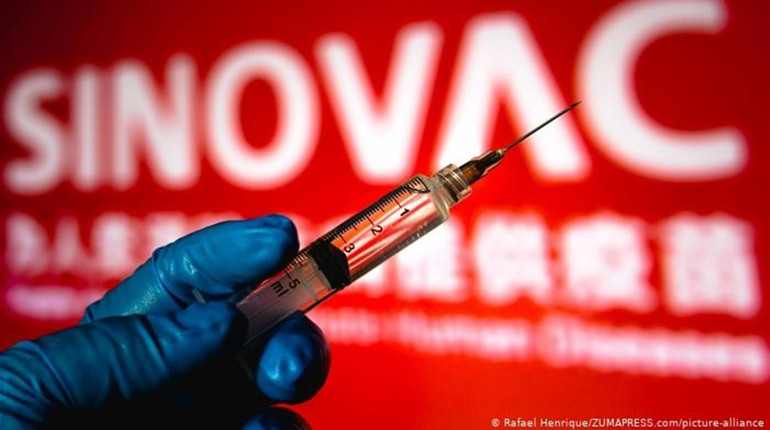 В Україну доставили китайську вакцину CoronaVac: кого і коли будуть щеплювати