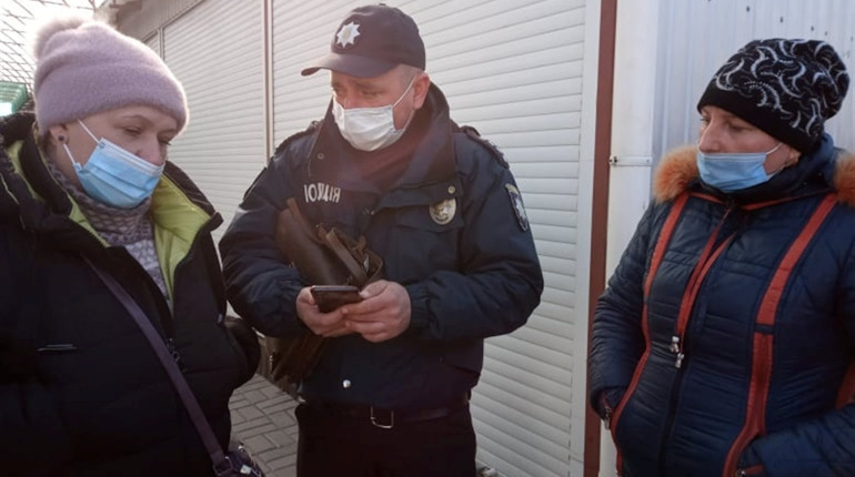 Первомайські підприємці з Центрального ринку протестують проти суворого карантину: фотофакт