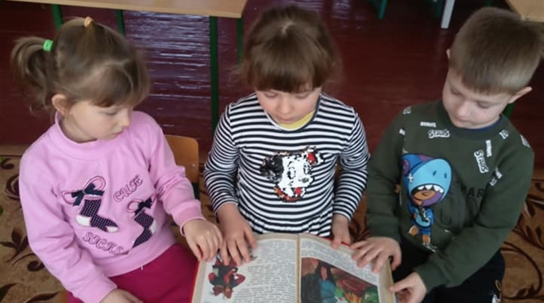Привільські дошкільнята роблять закладки для книг і розігрують казки за ролями