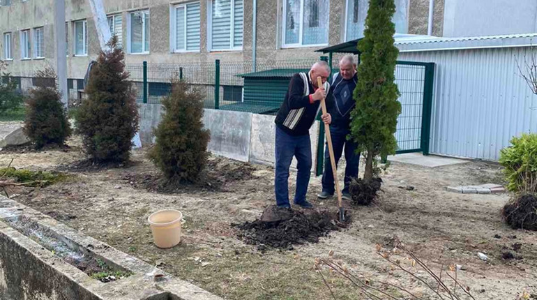 У квітні — прибирання та озеленення територій