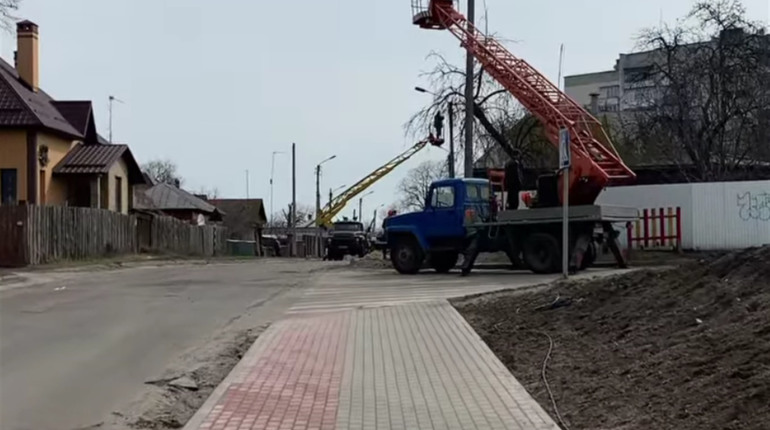 По вулиці Некрасова прибрали старі електроопори, які заважали робити новий тротуар