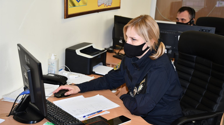 На лінію поліцейської служби «102» за добу телефонують понад 500 луганчан