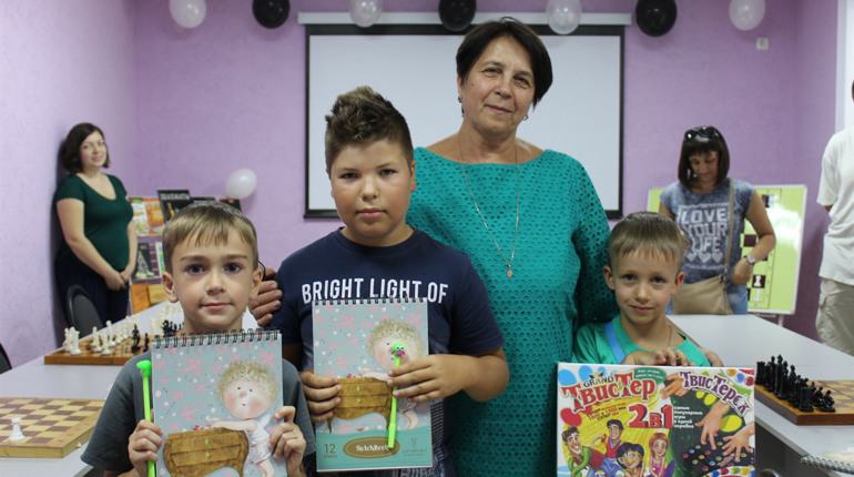 Хто створює неповторну атмосферу у волноваській бібліотеці, а також про книги, вареники та іграшки