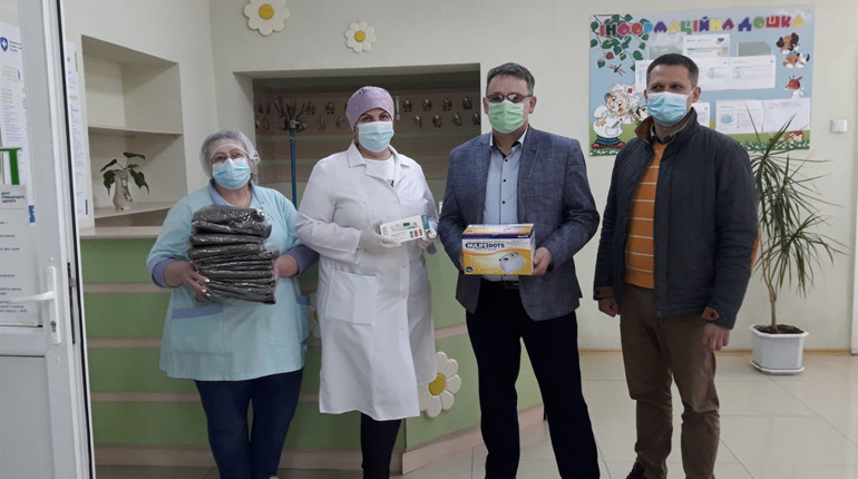 Меценат передав у дитячу лікарню медичне обладнання та засоби індивідуального захисту