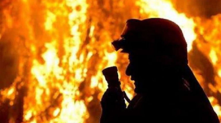 Кілька годин боролися з вогнем: в Орільці вночі палали гаражі