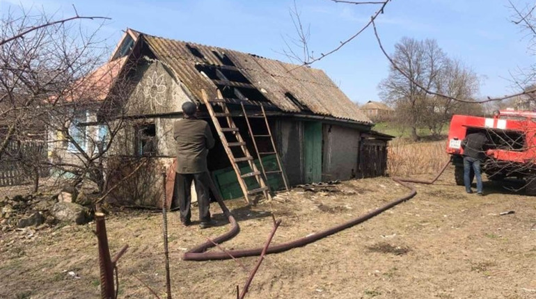 З пожежею в Острополі впоралися місцеві жителі